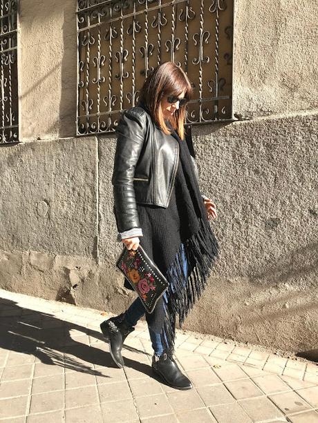 LONG LONG WAISTCOAST.-