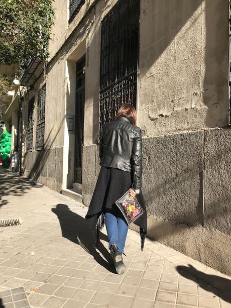 LONG LONG WAISTCOAST.-