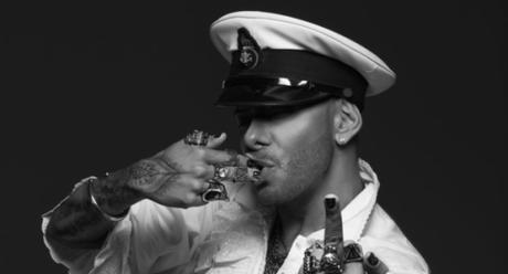 Hunter Blue enfrenta la homofobia con su arte.