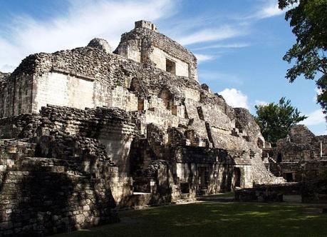 Vista parcial de las ruinas de Becán