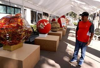 LLEGAN ESFERAS GIGANTES A PASEO COLÓN