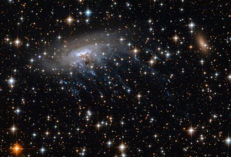 La Galaxia ESO 137-001 y las pruebas de un “crimen cósmico”