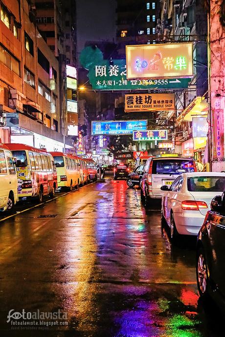 Calles mojadas de Hong Kong con autobuses amarillos aparcados - Fotografía artística