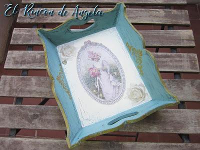 Bandeja decorada con decoupage estilo vintage