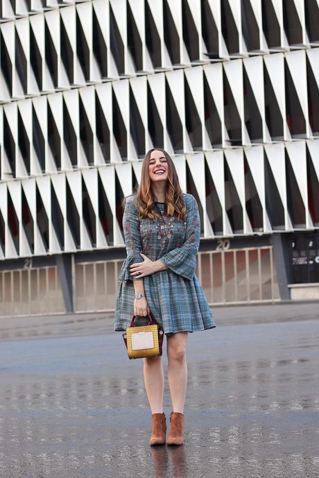 Otoño en vestido gris de Zara