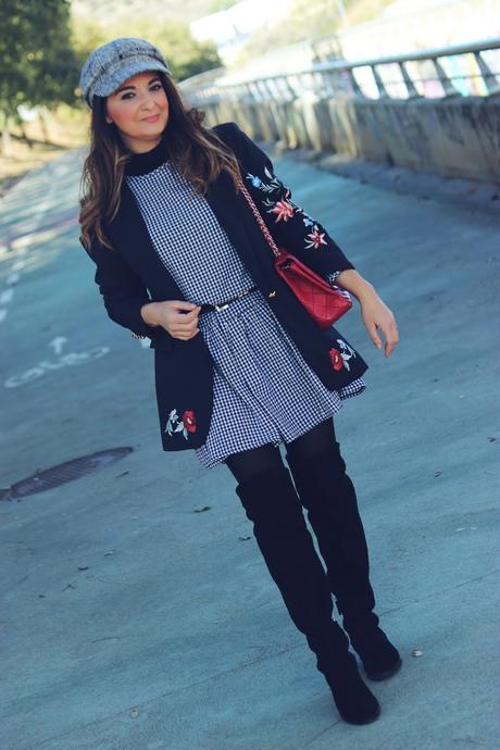 Vestido de cuadros y gorra