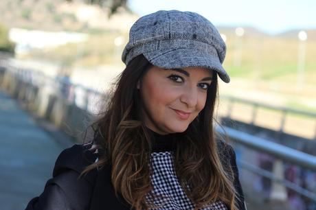 Vestido de cuadros y gorra