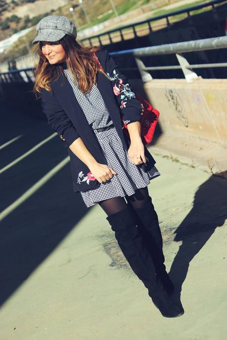 Vestido de cuadros y gorra