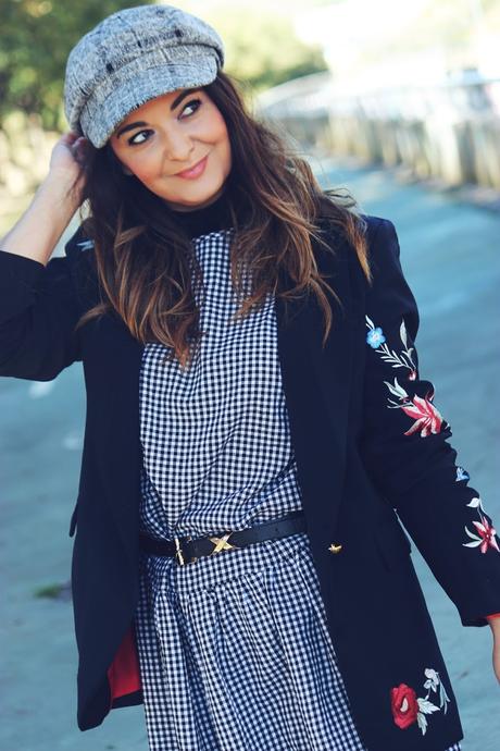 Vestido de cuadros y gorra