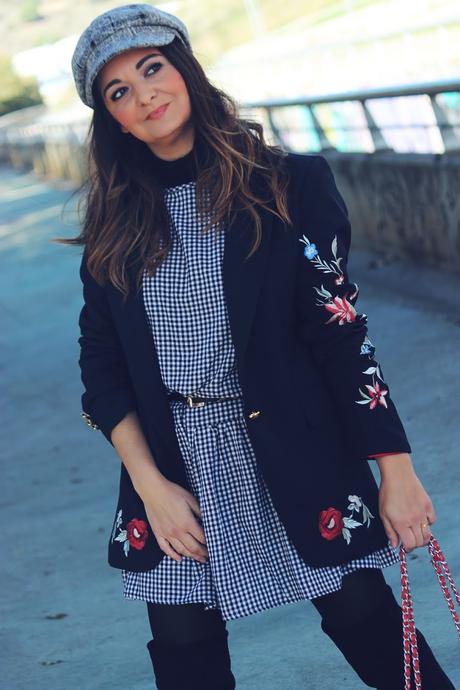 Vestido de cuadros y gorra