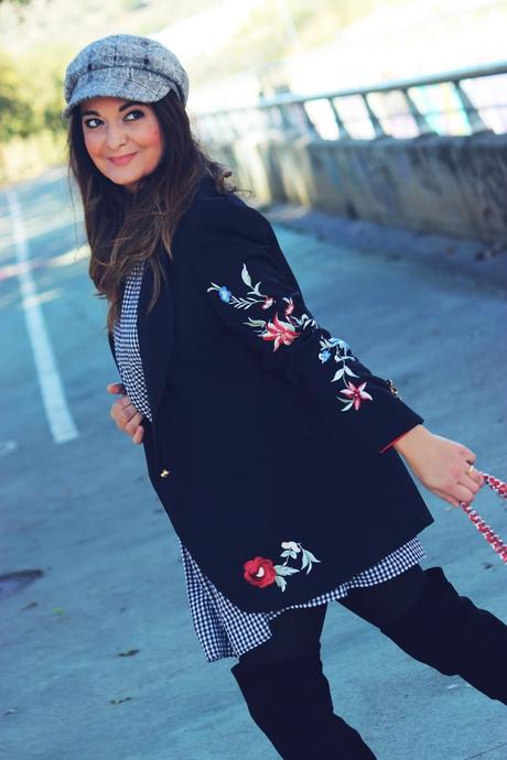 Vestido de cuadros y gorra