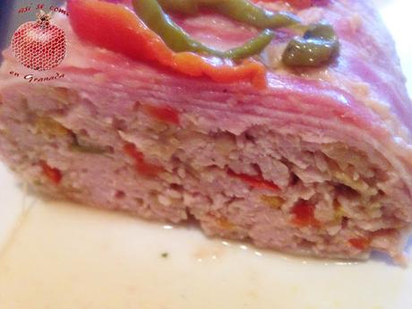 Terrina de carne de pollo con pimientos variados