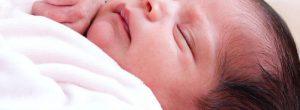 Organizar la alimentación y el tiempo de sueño para bebés recién nacidos