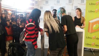 Firma y Reseña de 'The Other Side' de Around the Corner