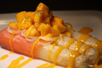Ensalada de espárragos y salmón con vinagreta de mango Ensalada de espárragos y salmón con vinagreta de mango