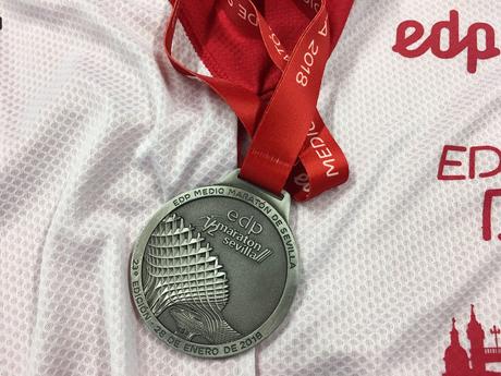 El EDP Medio Maratón de Sevilla bate su récord de inscripciones a un mes de su celebración y presenta la medalla, camiseta y una carrera para niños