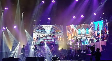 RAPHAEL, GIRA LOCO POR CANTAR EN EL WIZINK CENTER DE MADRID: EL TRIUNFO APOTEÓSICO DE UNA “NUEVA” ESTRELLA DEL INDIE ESPAÑOL