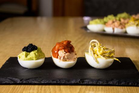 Huevos rellenos de paté, gulas y guacamole