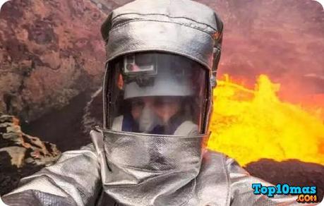 Selfie dentro de un Volcán Activo-top-10-selfies-mas-peligrosos