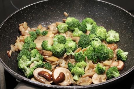 Ensalada templada de gulas con setas