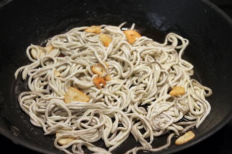 Ensalada templada de gulas con setas