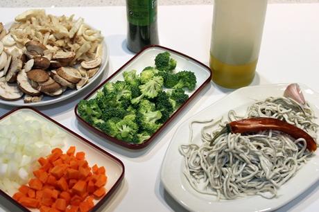 Ensalada templada de gulas con setas