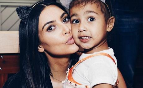 Kim Kardashian “archiva” la ropa de North West  (VIDEO)