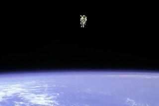 Muere el primer #astronauta que voló libremente en el espacio (FOTOS) #NASA