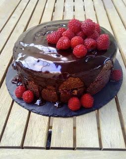 Tarta vegana de chocolate y frambuesas