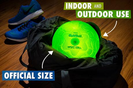 Una pelota de Basket iluminada con LED para jugar en la oscuridad 