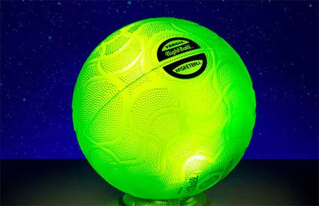 Una pelota de Basket iluminada con LED para jugar en la oscuridad 