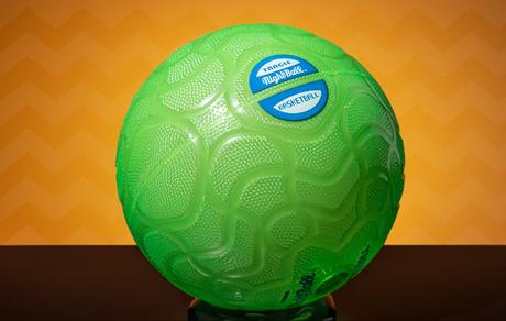 Una pelota de Basket iluminada con LED para jugar en la oscuridad 