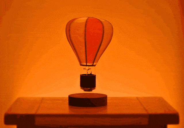 Una lampara con forma de globo aerostático y flotante Una lampara con forma de globo aerostático y flotante