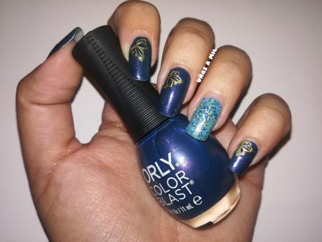 Diseño de uñas para Navidad en azul y dorado Diseño de uñas para Navidad en azul y dorado