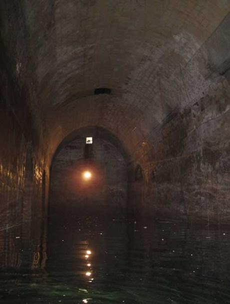 Agua del interior de uno de los túneles que existen bajo la superficie de La Valeta, Malta