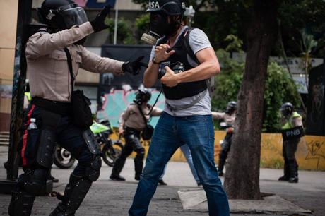 Un 2017 trágico: Cierran 69 medios y suben agresiones a periodistas en Venezuela