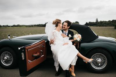 Novios en el coche nupcial