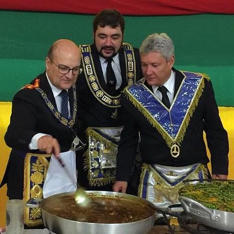 Una paella para celebrar las buenas relaciones masónicas entre España y Brasil