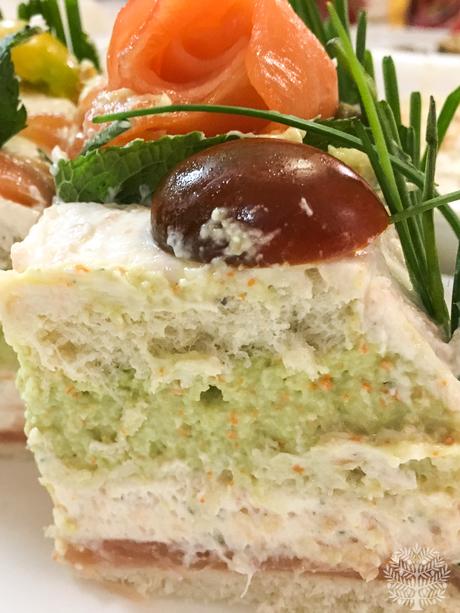 Pastel de salmón y aguacate con pan de molde, un entrante fácil para sorprender