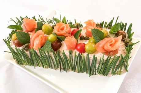 Pastel de salmón y aguacate con pan de molde Pastel de salmón y aguacate con pan de molde, un entrante fácil para sorprender