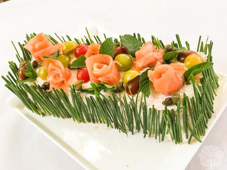 Pastel de salmón y aguacate con pan de molde, un entrante fácil para sorprender