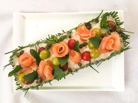 Pastel de salmón y aguacate con pan de molde, un entrante fácil para sorprender