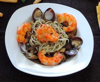 RECETA - Salteado de Langostinos, Almejas y Gulas con Setas RECETA - Salteado de Langostinos, Almejas y Gulas con Setas