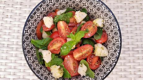 Ensalada caprese vegana con tomates cherry