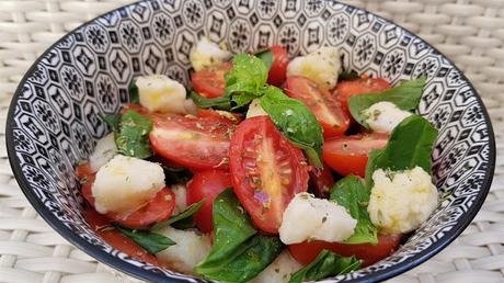 Ensalada caprese vegana con tomates cherry