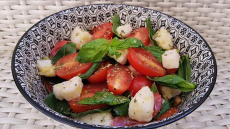 Ensalada caprese vegana con tomates cherry