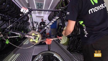 Un día con los mecánicos del Movistar Team en el Tour de Francia