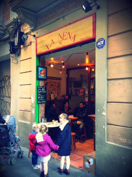 La Nena: el mejor chocolate con churros (y nata) de Gràcia.