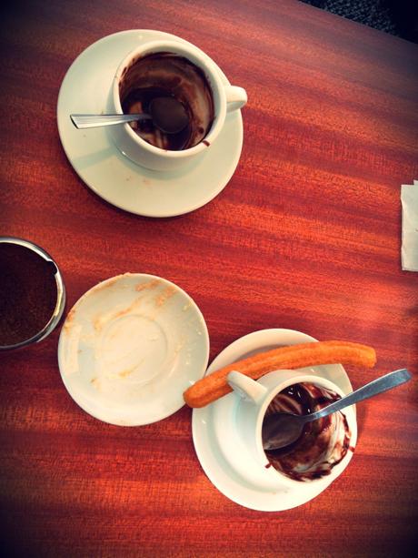 La Nena: el mejor chocolate con churros (y nata) de Gràcia.