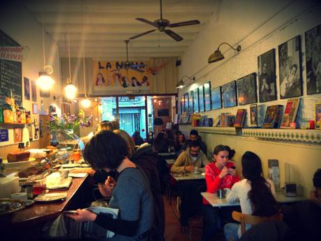 La Nena: el mejor chocolate con churros (y nata) de Gràcia.